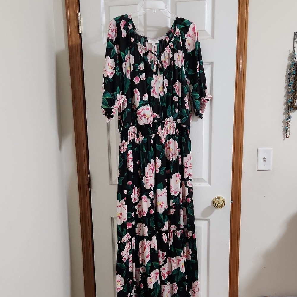 Chic Black and Pink Maxi Dress with Elegant Design